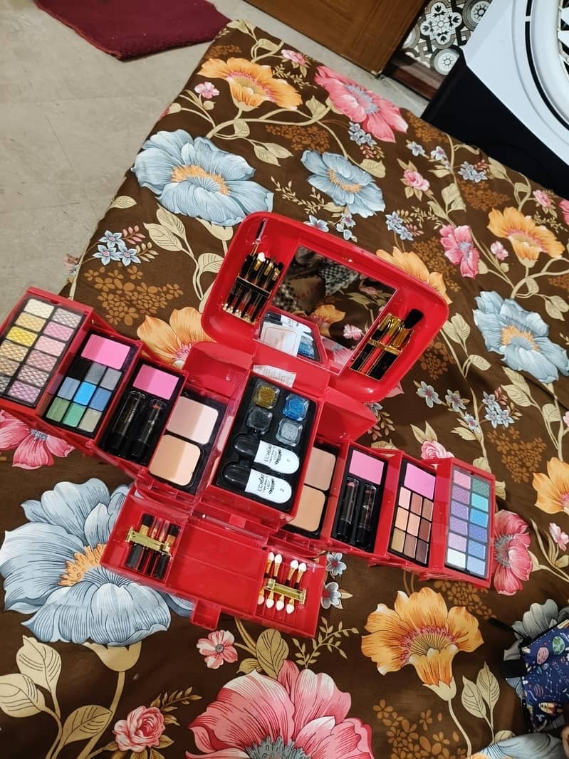 makeupkit box 0