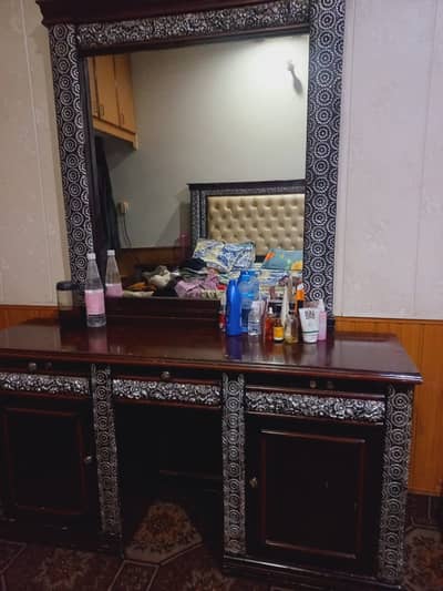 Dressing table with stoll
