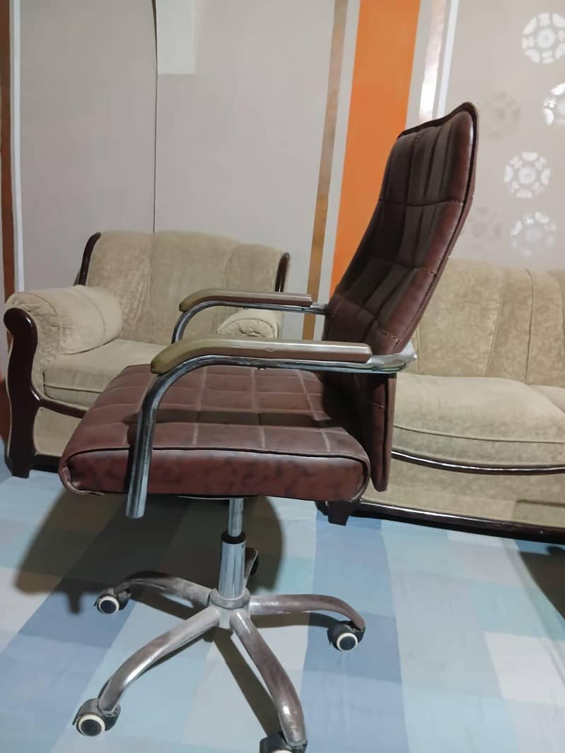 EXECUTIVE CHAIR 1