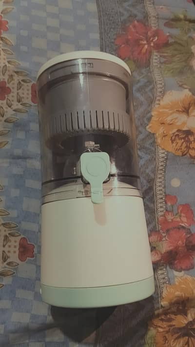 Chargeable juicer machine