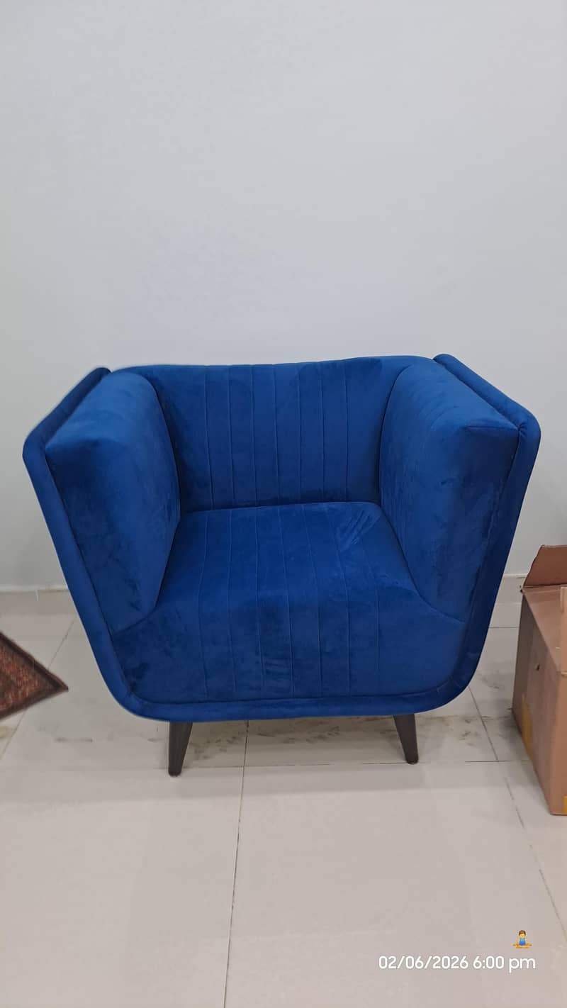 Almost new sofa set 0