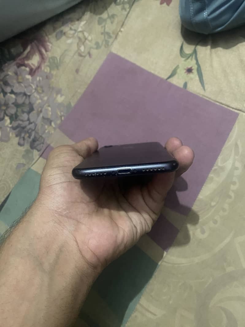 Apple iPhone 7 0