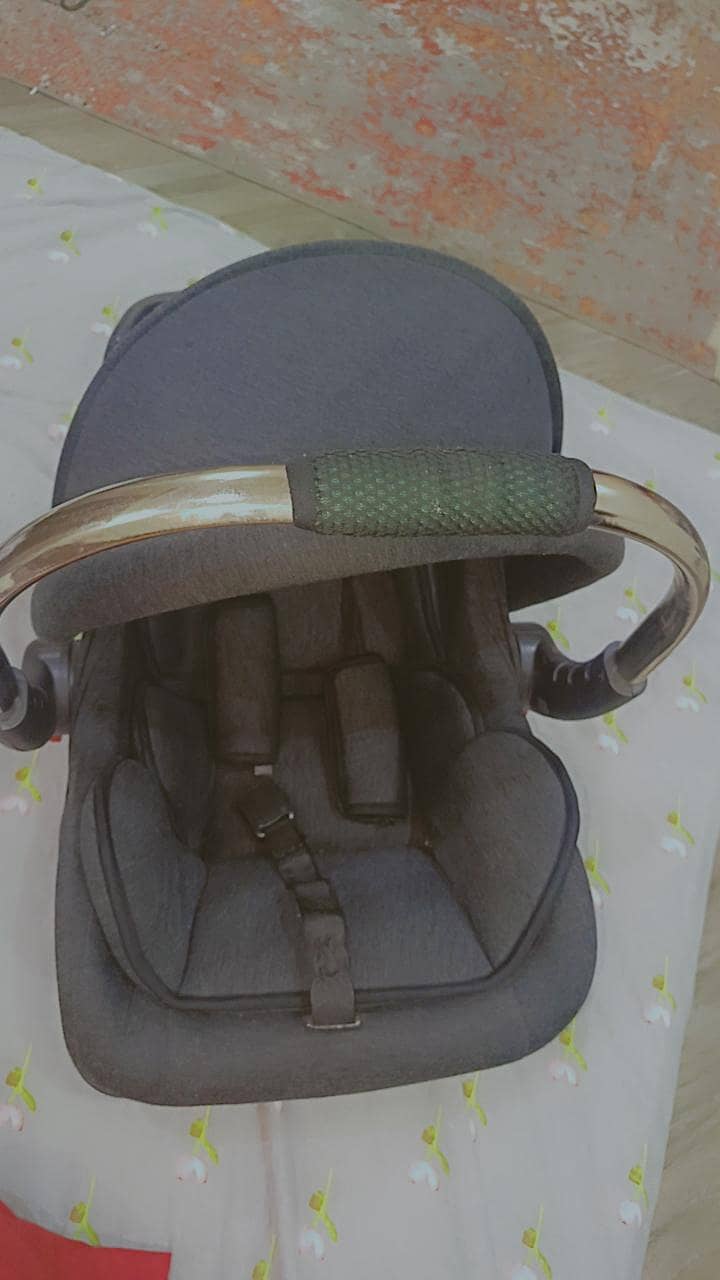 carry cot 10/10 condition 1