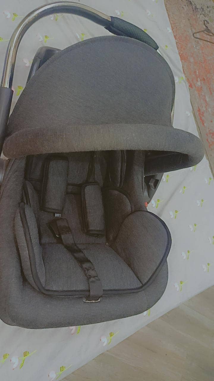 carry cot 10/10 condition 5