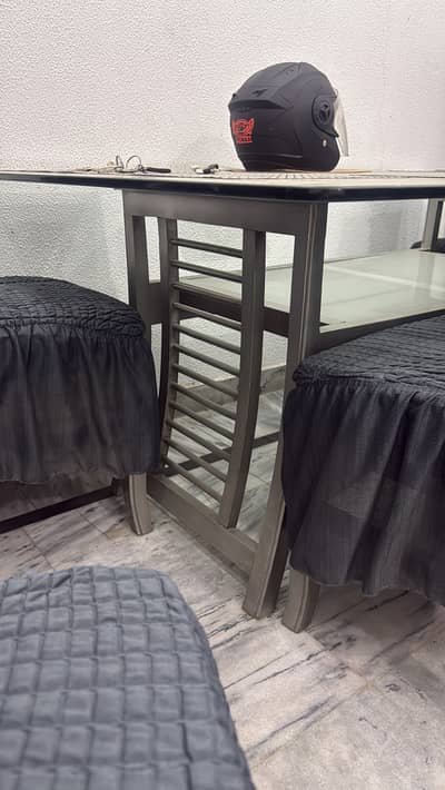 Excellent Condition Dining Table & Chairs