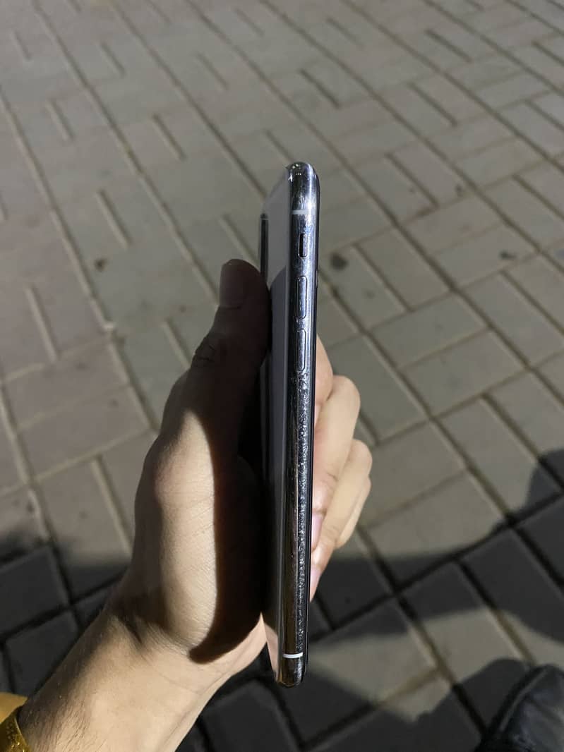 Apple iPhone X 4