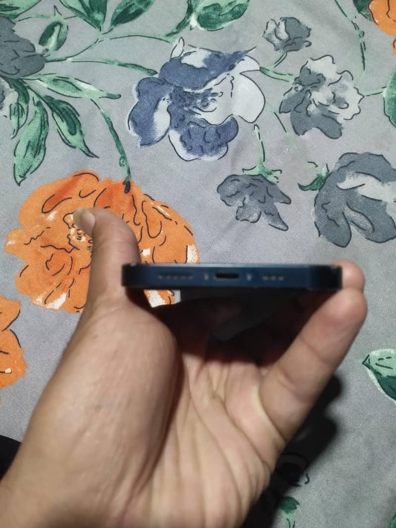Apple iPhone 13 5