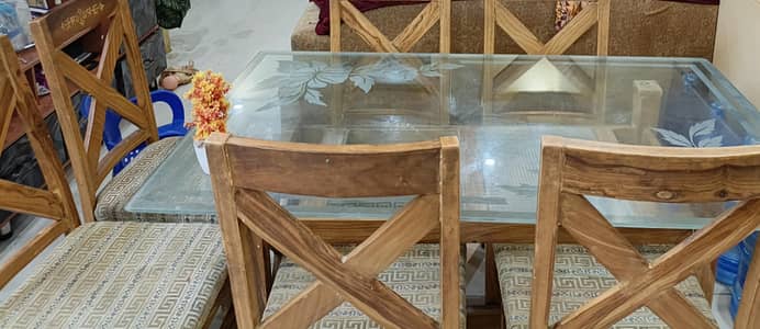 Dining table along with 6 chairs in a good condition for sale