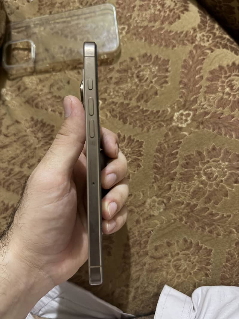 Apple iPhone 16 Pro Max 2