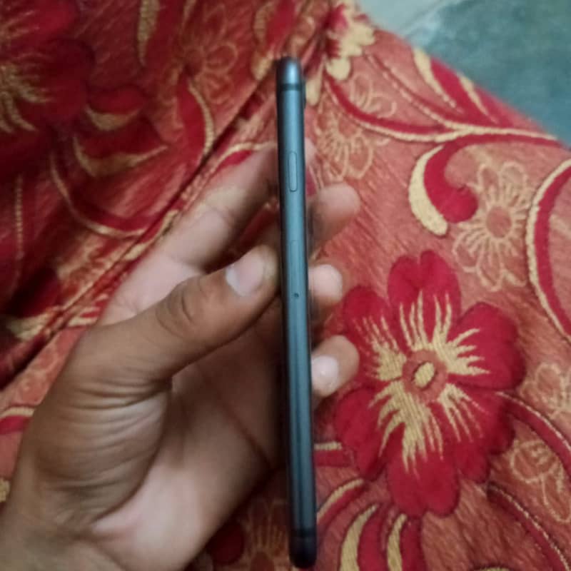 Apple iPhone 8 3