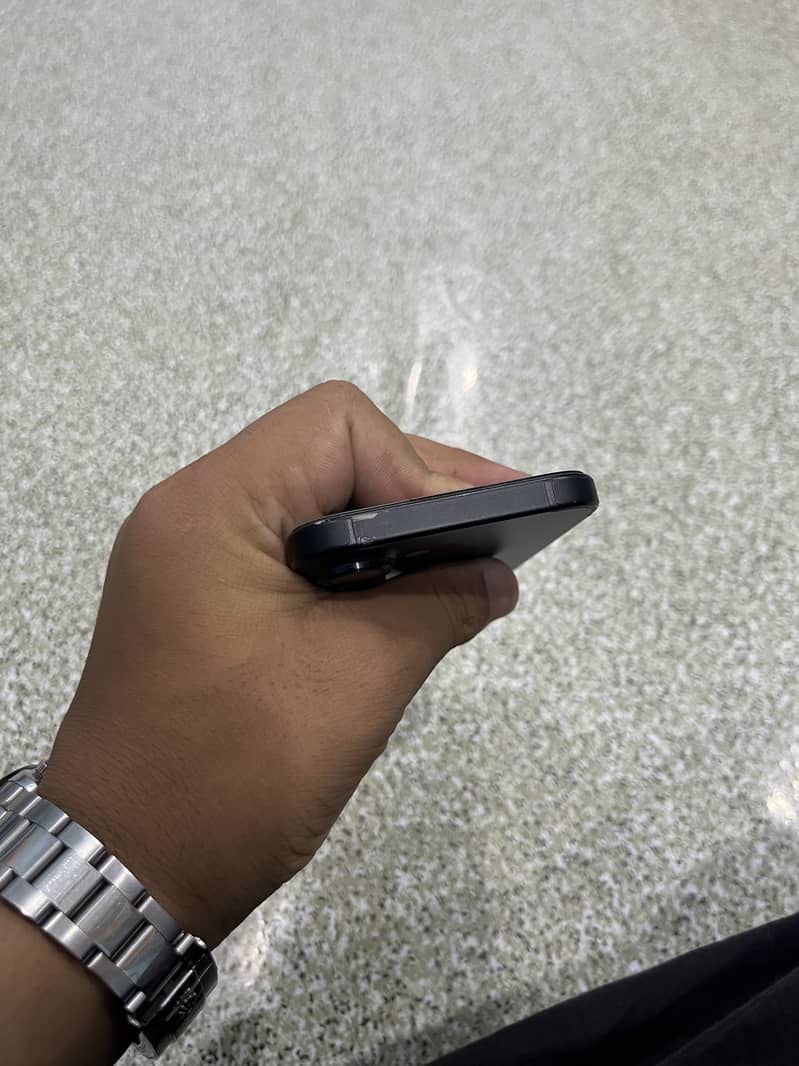 Apple iPhone 16 3