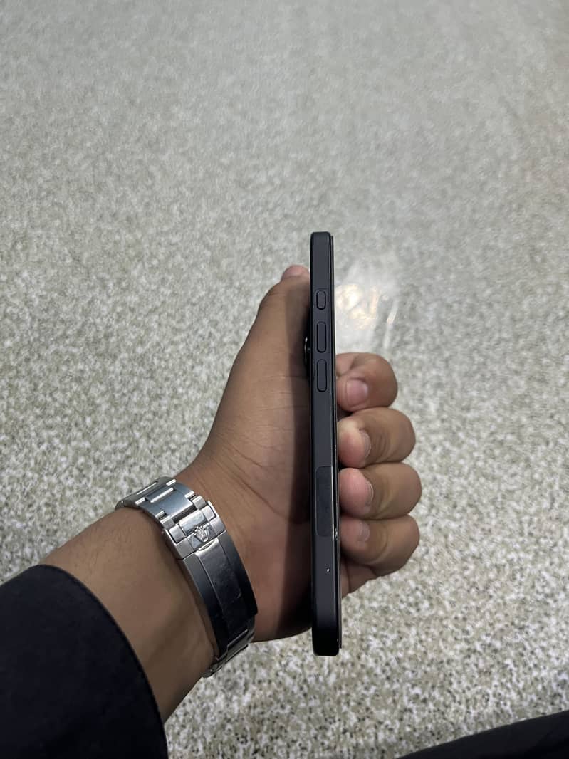 Apple iPhone 16 6