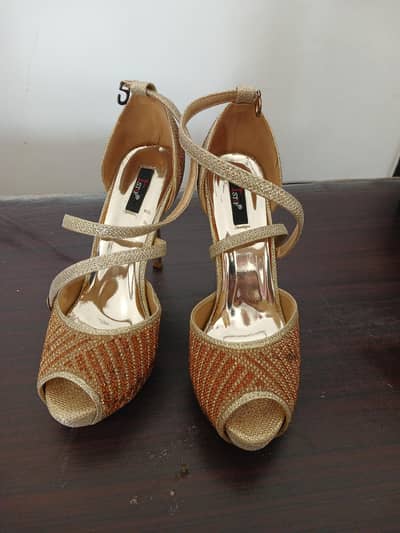 BRIDAL HEELS, SIZE 39 (9 NUMBER), FOR SALE IN CHEAP PRICE.
