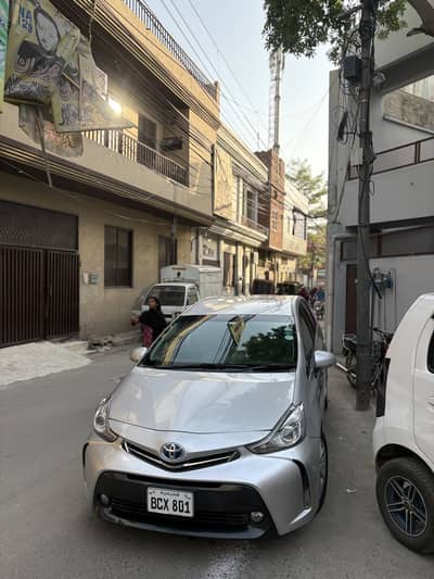 Toyota Prius Alpha 2011