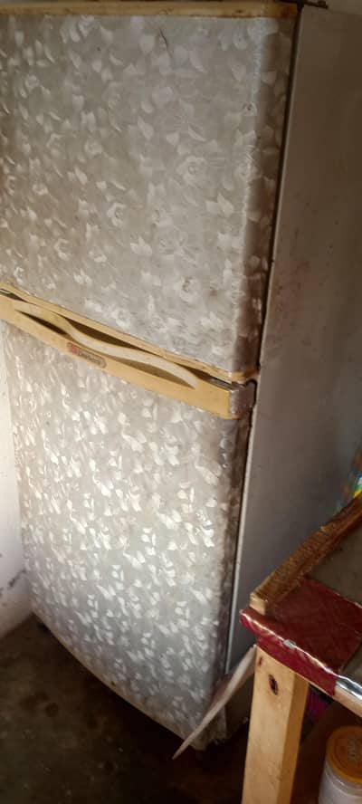refrigerator for sale achhi halat main hy cooling achhi karta hy