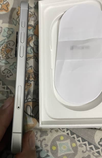 Apple iPhone 16