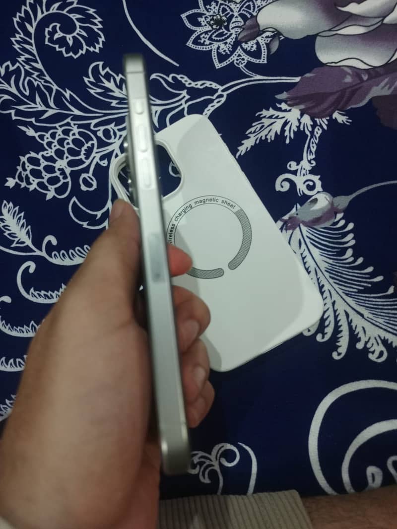 Apple iPhone 15 Pro Max 2