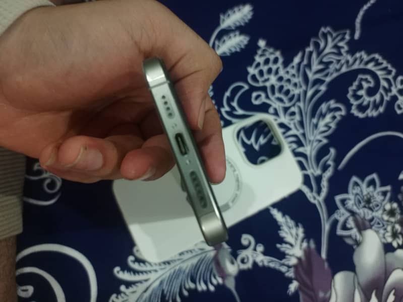 Apple iPhone 15 Pro Max 4
