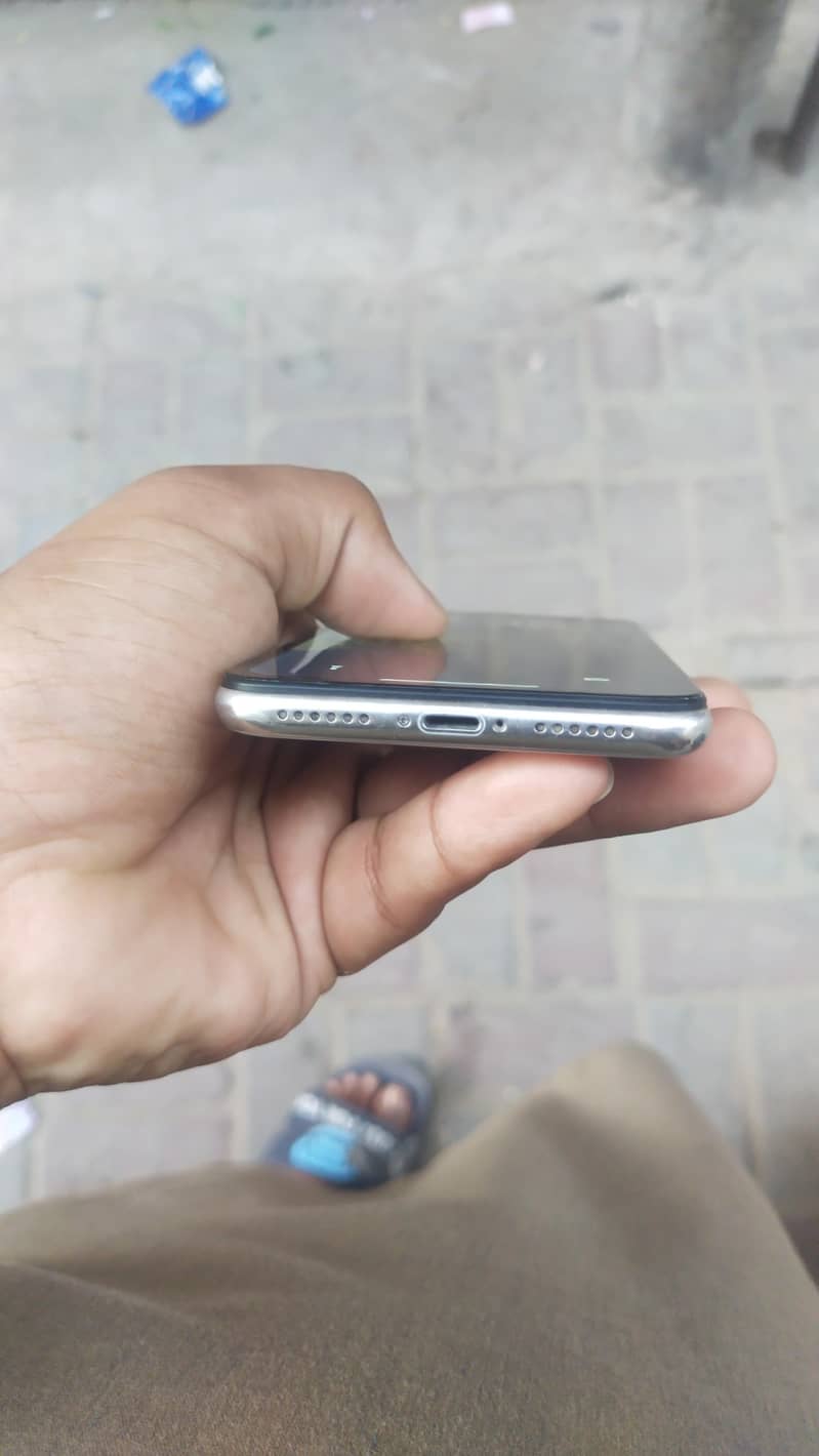 Apple iPhone X 4