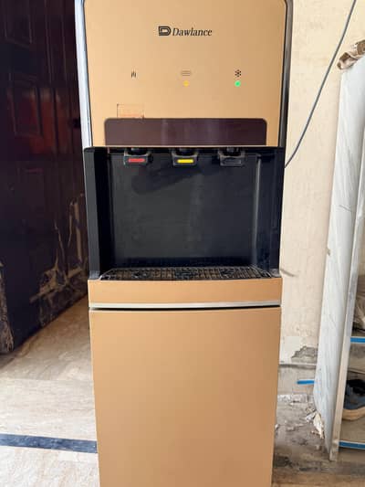 Dawlance Water Dispenser with Freezer.     Whatsapp number 0319890772
