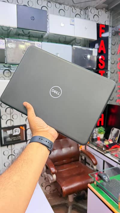 Dell latitude e3310 core i3-8 generation 8 gb ram dd 4.128 gb SSD. .
