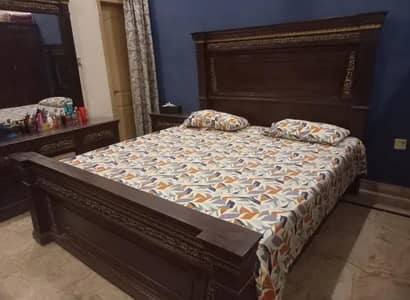 Wooden King Size Bedset, Side Table & 3 Door Almirante