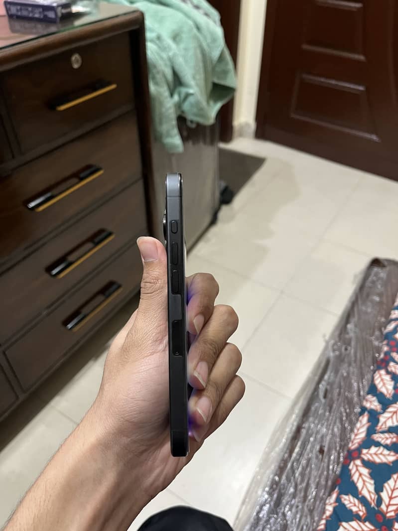 Apple iPhone 15 Pro 3
