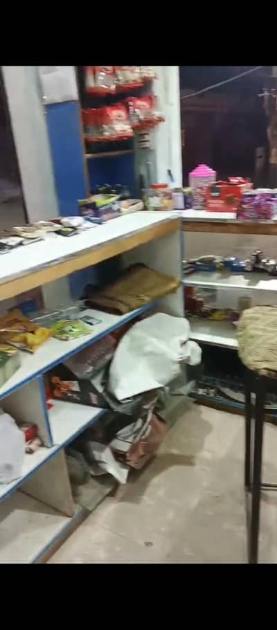 main road py chalta hua adda freezers or racks bhi