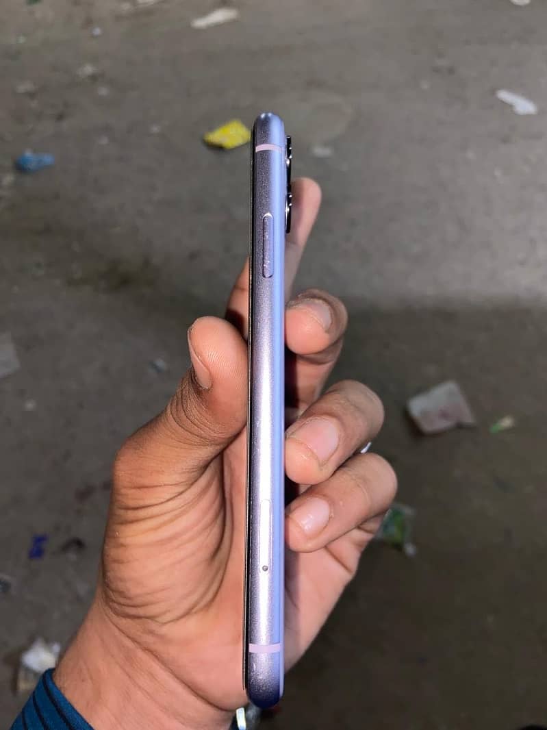 Apple iPhone 11 4