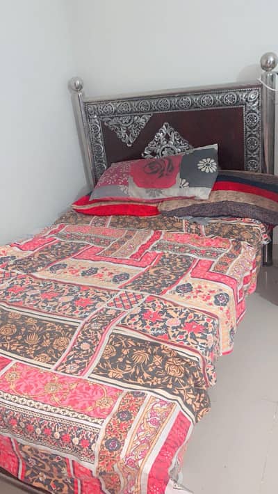 Bed and almaari for sale