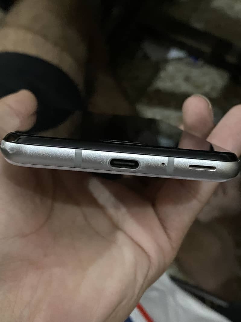 Sharp Aquos R3 6