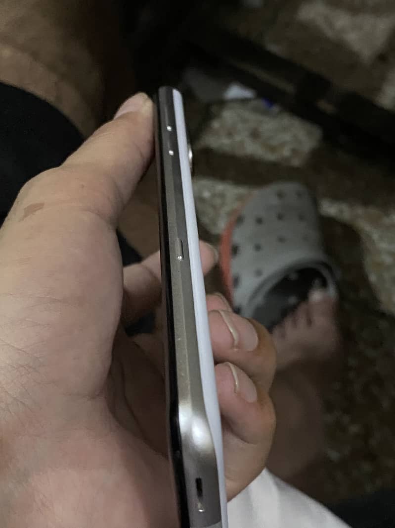 Sharp Aquos R3 8