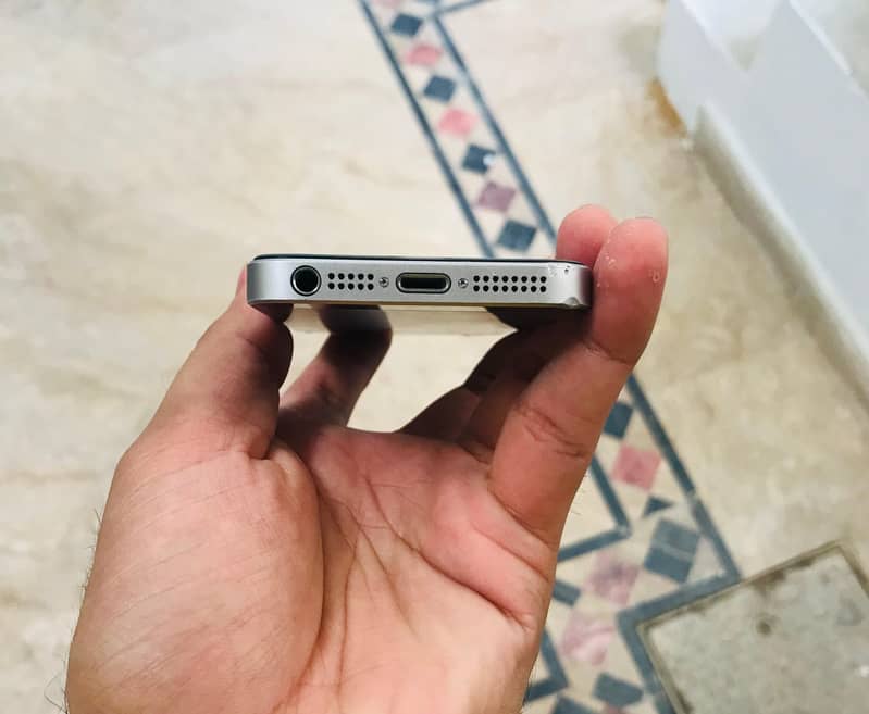 Apple iPhone 5se 1