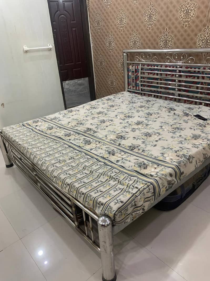 iron bed 0