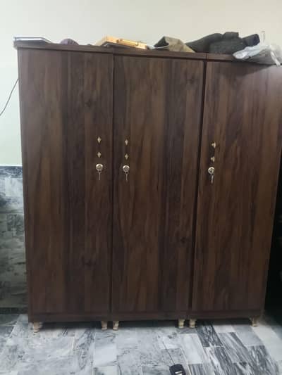 3 door cupboard ha bilkul new ha  partex  ka stamp lga hua ha