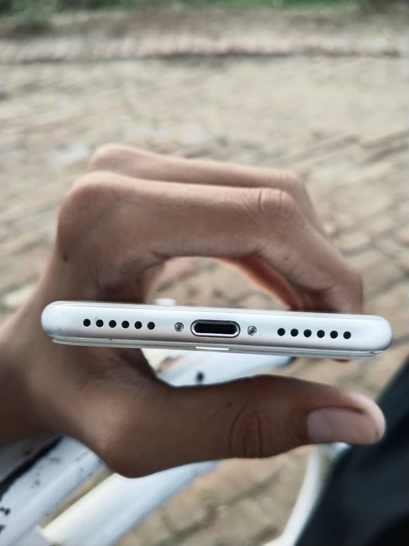 Apple iPhone 7 3
