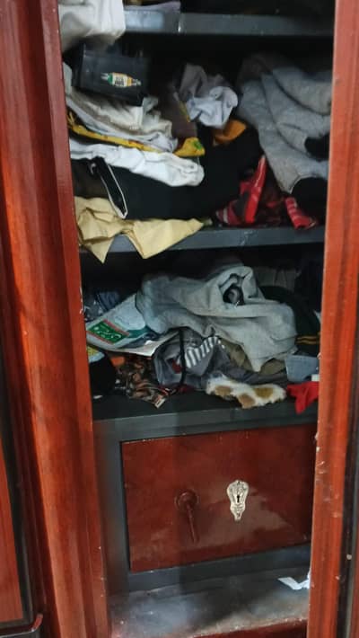 safe almari 2 doors well condition Sirf one door nechya Wala tota
