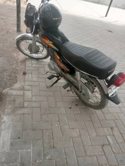honda 125 hai 2021 model hai complete paper hai bike m koi Kam nai hai