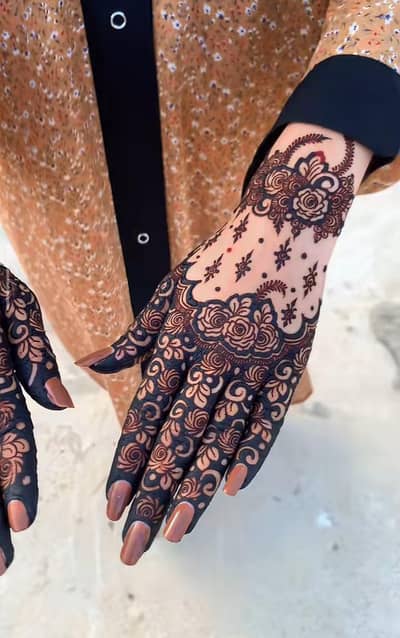 Mehndi artist