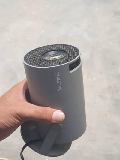 Magcubic HY300 projector