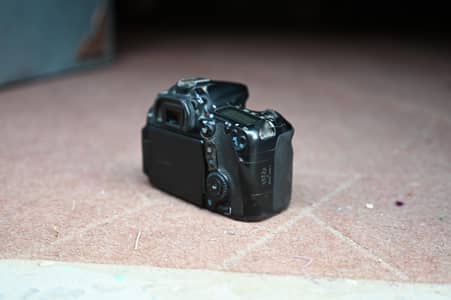 DSLR camera canon 70d body for sale