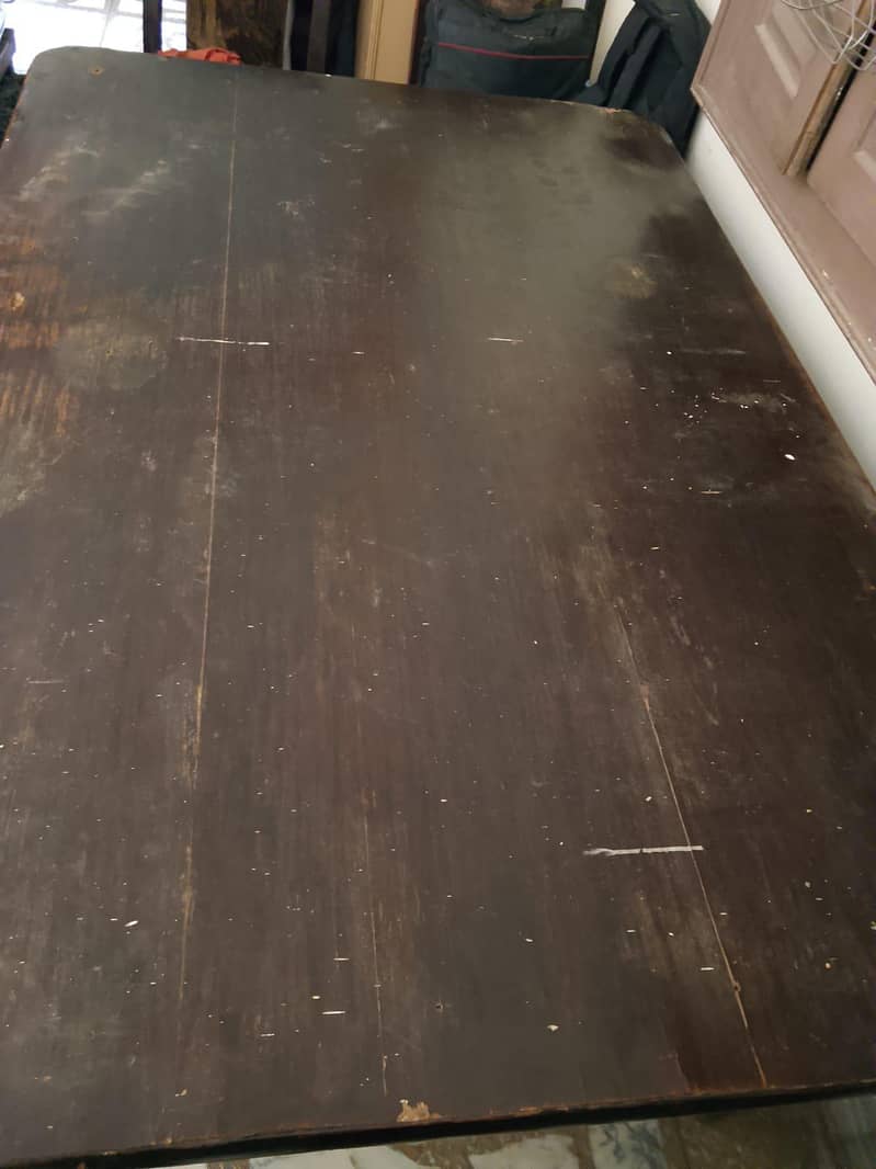 a dinning table 0