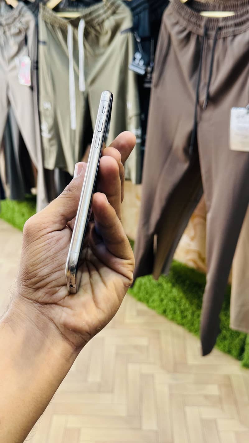 Apple iPhone X 4