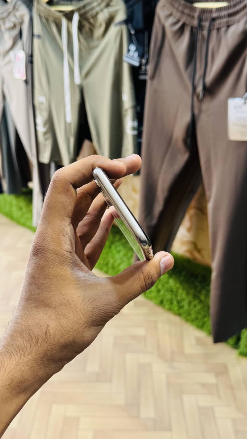 Apple iPhone X 6