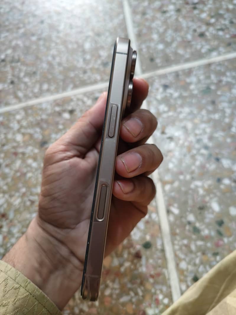 Apple iPhone 16 Pro 2