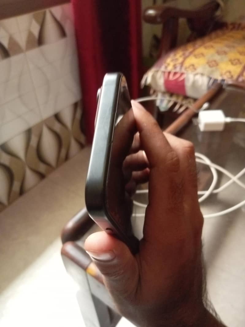 iPhone 15 Pro Max 4