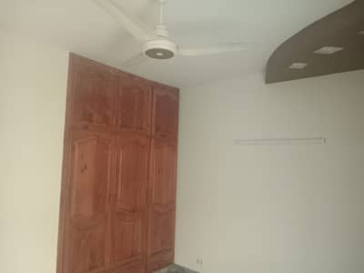 10 MARLA FULL HOUSE FOR RENT ON IDEAL LOCATION