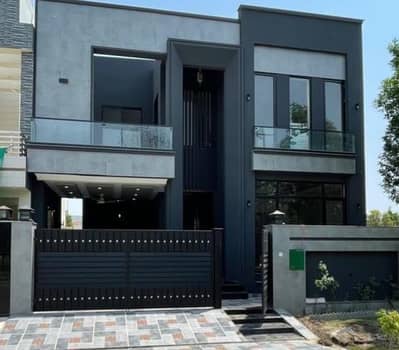 BRAND NEW FACING PARK HOUSE 8 MARLA AVAILABLE FOR SALE IN BAHRIA ORCHARD LAHORE