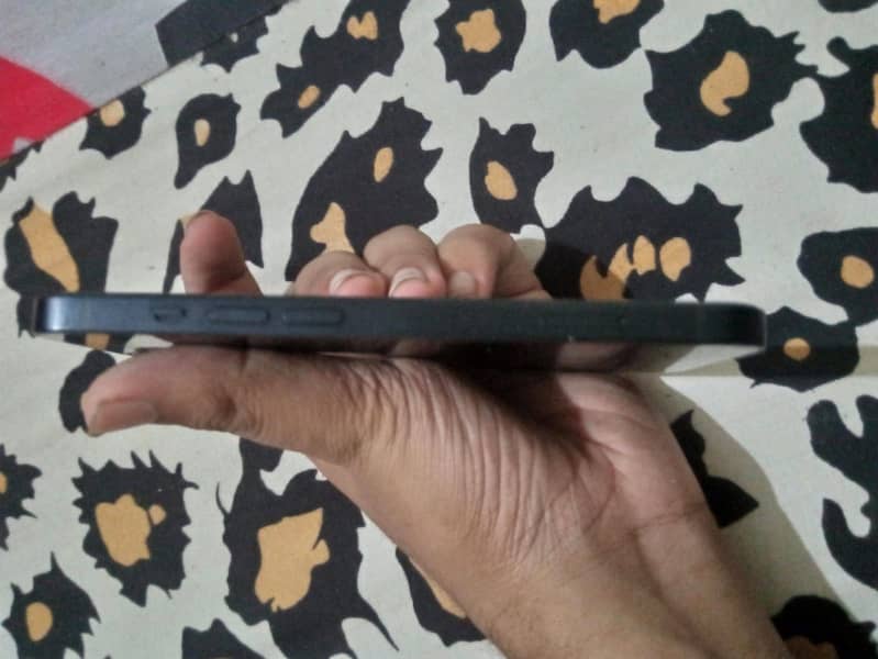 Apple iPhone 13 8