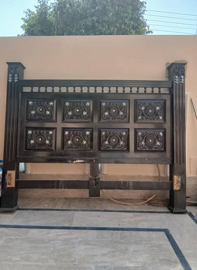 King sized bed, side tables, dressing table